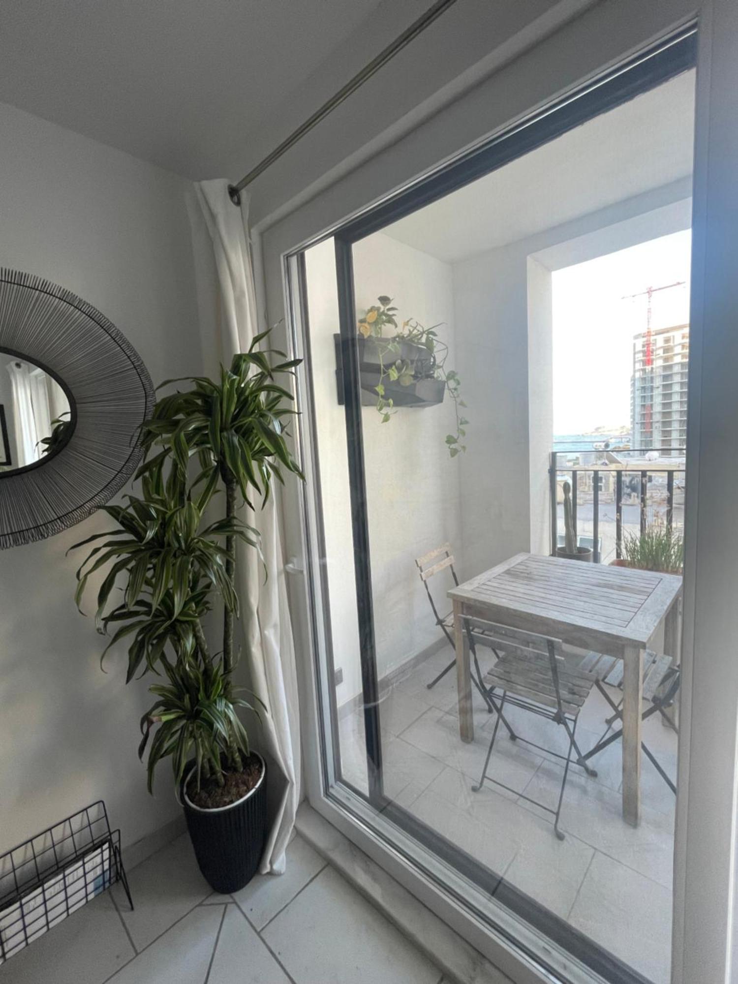 Spacious Seaview Sliema Apt, Steps From Valletta Ferry Zewnętrze zdjęcie