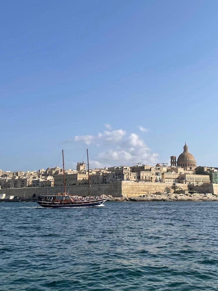 Spacious Seaview Sliema Apt, Steps From Valletta Ferry Zewnętrze zdjęcie